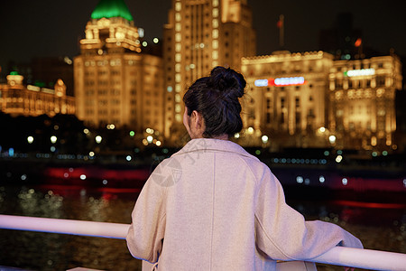 夜晚站在栏杆前看夜景的女生背影图片素材
