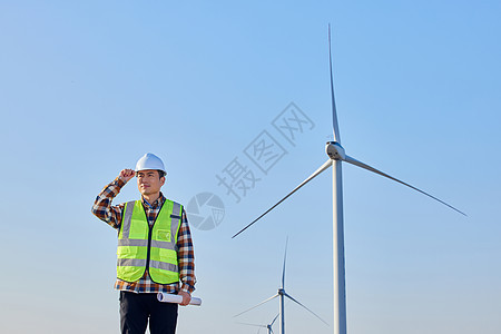 男性工程师查看风力发电设备图片