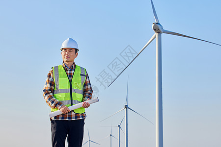 男性工程师研发环保大风车风力发电图片