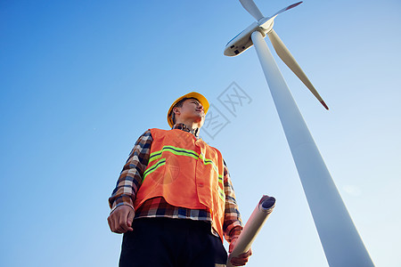 仰拍男性工程师形象图片