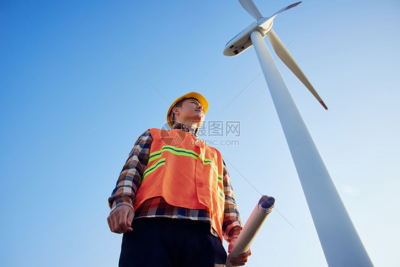 仰拍男性工程师形象图片