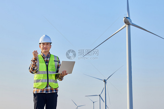  男性工程师研发环保风力发电形象图片