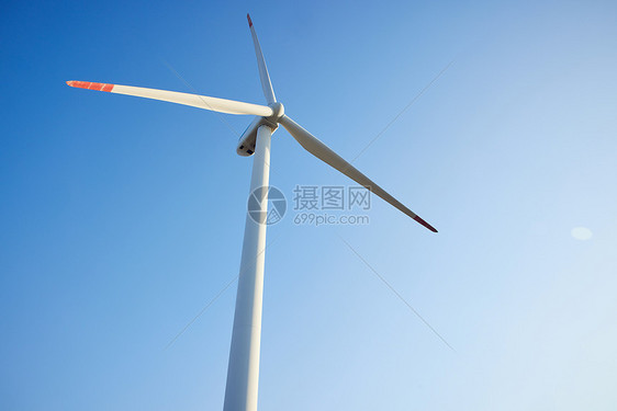 仰拍大风车风力发电设施图片