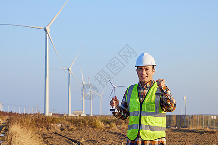 工程师户外拿风车模型勘察现场图片