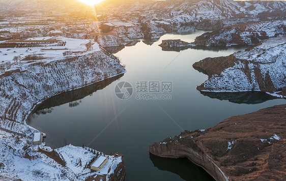 陕西靖边波浪谷雪景航拍图片