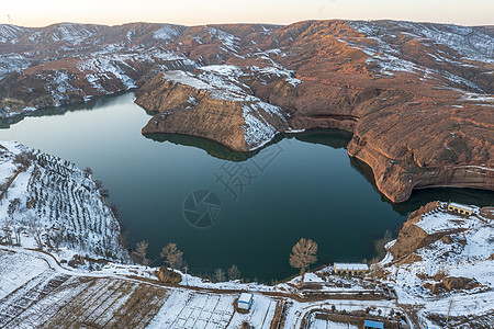 陕西靖边波浪谷雪景航拍图片