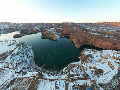 陕西靖边波浪谷雪景航拍图片