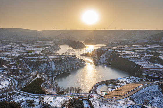 夕阳下陕西靖边波浪谷雪景航拍图片