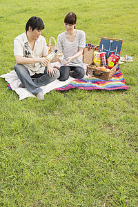 户外情侣夫妇草原野餐图片