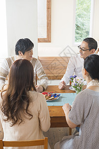 一家人在用餐图片