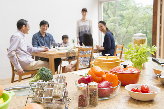 一家六口人在用餐图片