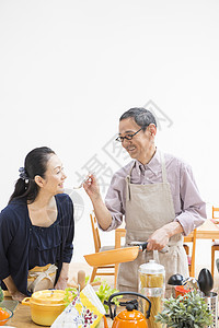 老年夫妇在品尝厨艺图片