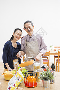 夫妻二人烹饪美食图片