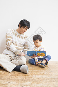 爸爸陪孩子一起看书阅读图片