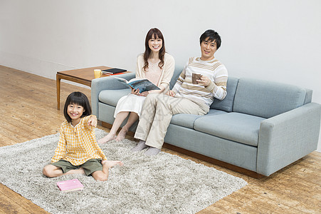 家居画册画册一家三口客厅其乐融融景象背景