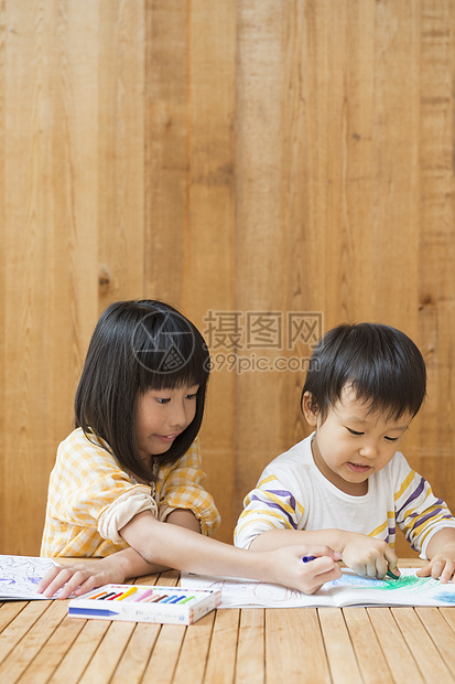 儿童在一起画画图片
