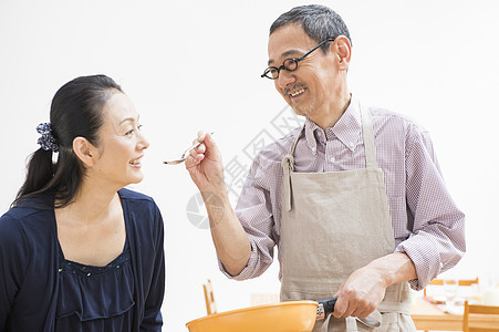 丈夫给妻子投喂食物图片