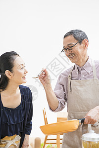 中年夫妇厨房做菜喂食图片