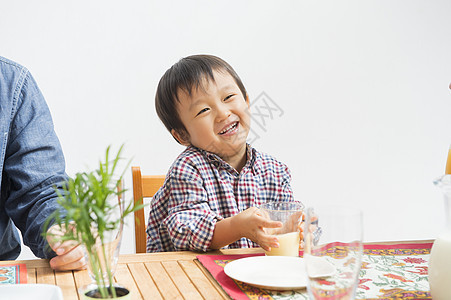 餐桌上微笑的小男孩图片