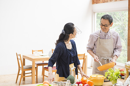 中年夫妇居家准备食材图片