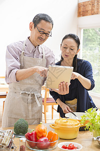 厨房里中年夫妻准备料理图片