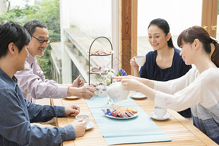 一家人在家和下午茶图片