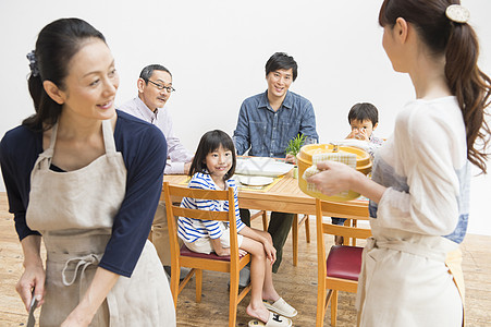 家庭主妇微家人准备料理图片