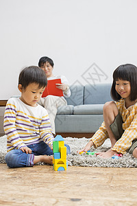 儿童在地毯上玩耍图片