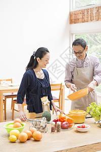 中年夫妇厨房制作料理图片