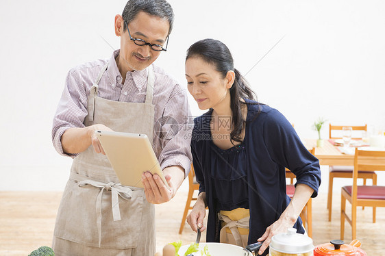 中年夫妇厨房学习料理图片