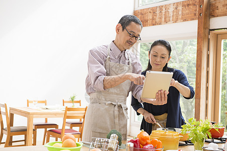 中年夫妇看平板电脑学料理图片