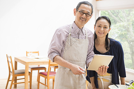 中年夫妇家中准备料理形象图片