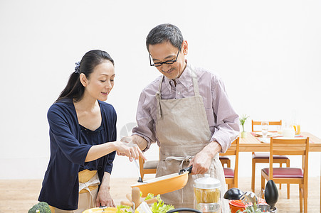 中年夫妇家中制作料理图片