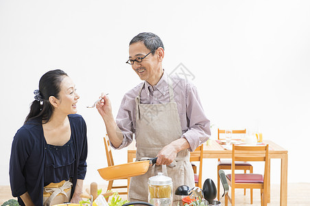 中年夫妇家中制作品尝料理图片