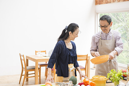 中年夫妇家中制作料理图片