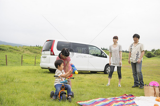 一家四口户外草地踏青图片