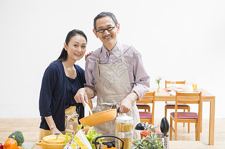 居家制作料理的中年夫妻形象图片