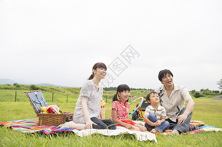 一家四口户外草地踏青图片