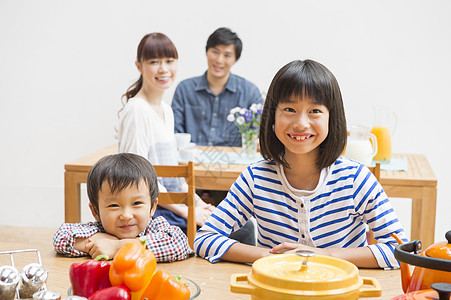 四口家庭餐厅就餐形象图片