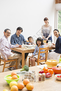 三代家庭聚餐形象图片