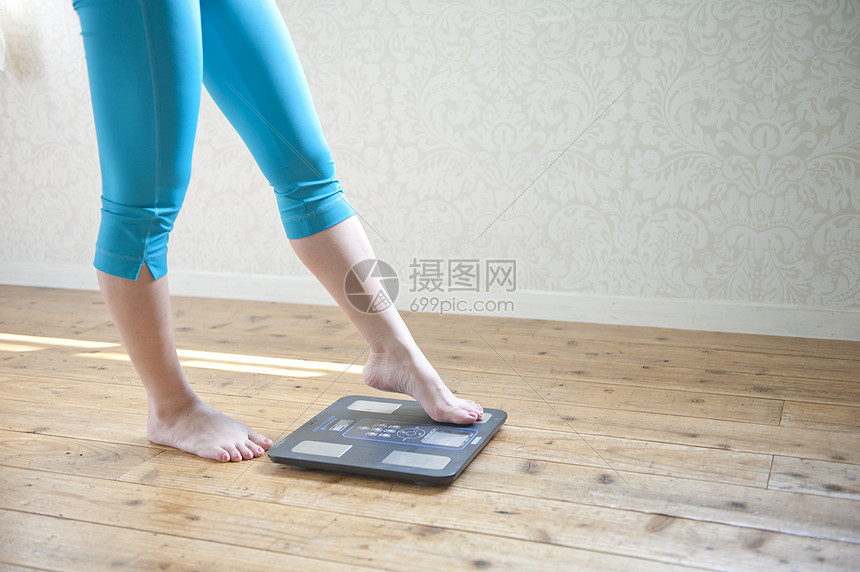 女生体重秤形象特写