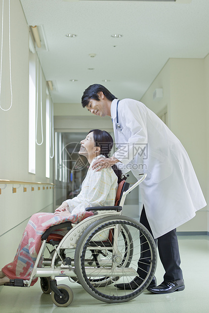 医生推着轮椅上的患者图片