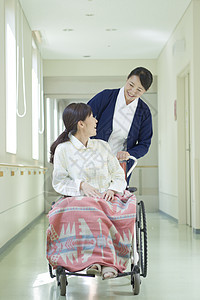 走廊上的护士与轮椅上的女人图片