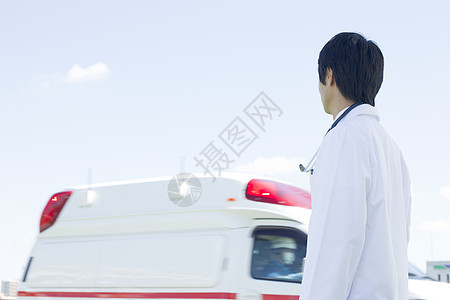 医生望向远处的救护车背影肖像图片