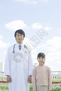 楼顶上的男医生和小女孩图片