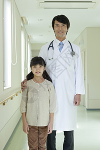 医院走廊上的医生和小女孩图片