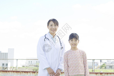医院天台上的医生和孩子图片