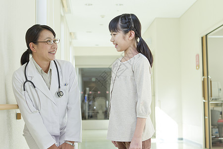 医院走廊上的女医生和小女孩图片