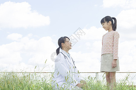 医院天台上的医生和小女孩图片