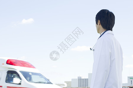 医生看着远处救护车的背影图片